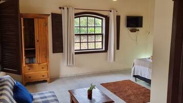 Apartamento básico | Área de estar | TV de tela plana 32 polegadas com canais via satélite