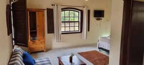 Basic Apartment | Living area | 32-inch flat-screen TV with satellite channels - Refúgio Tiradentes (Tiradentes)