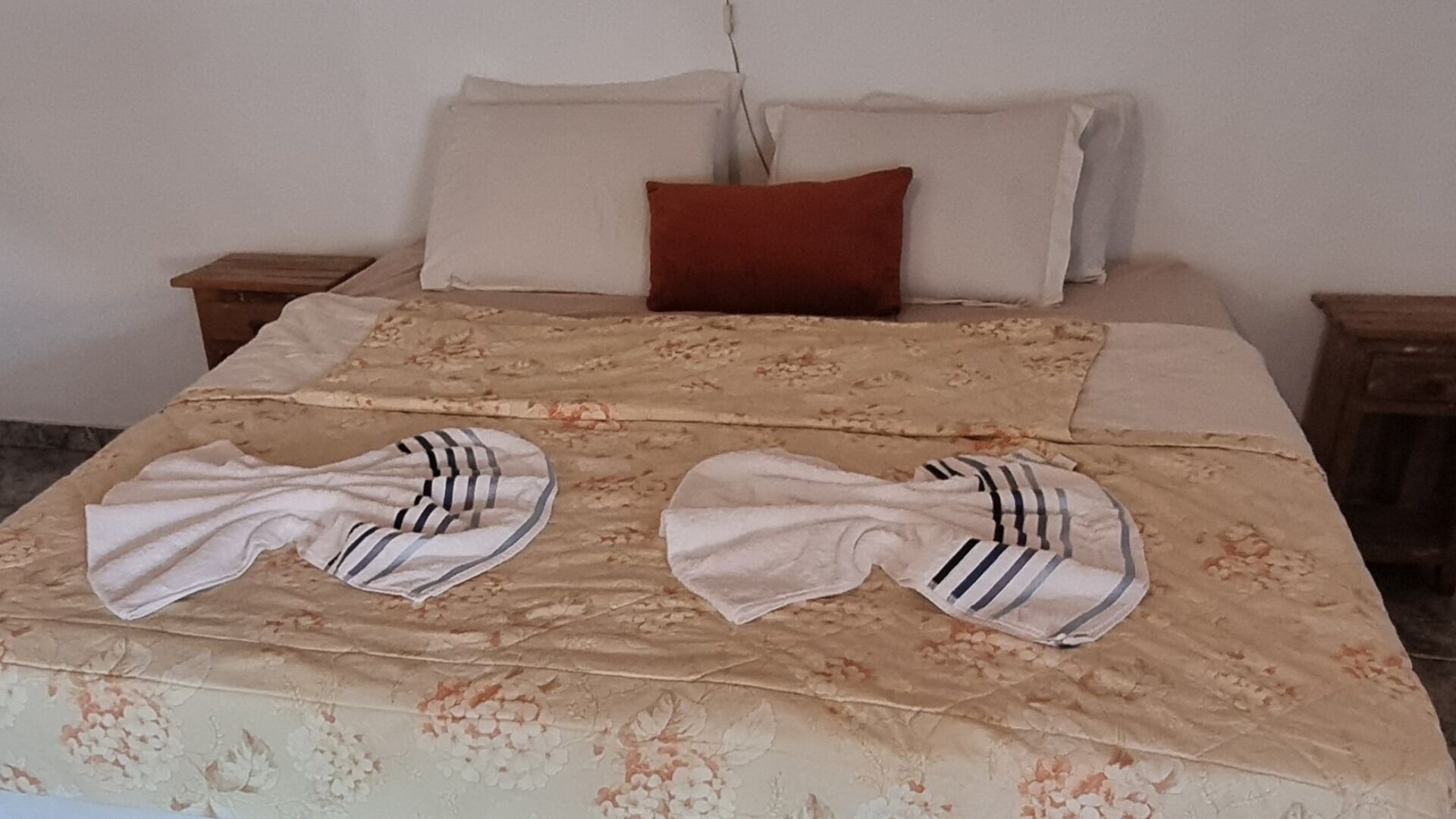 Suite | Laptop workspace, free WiFi