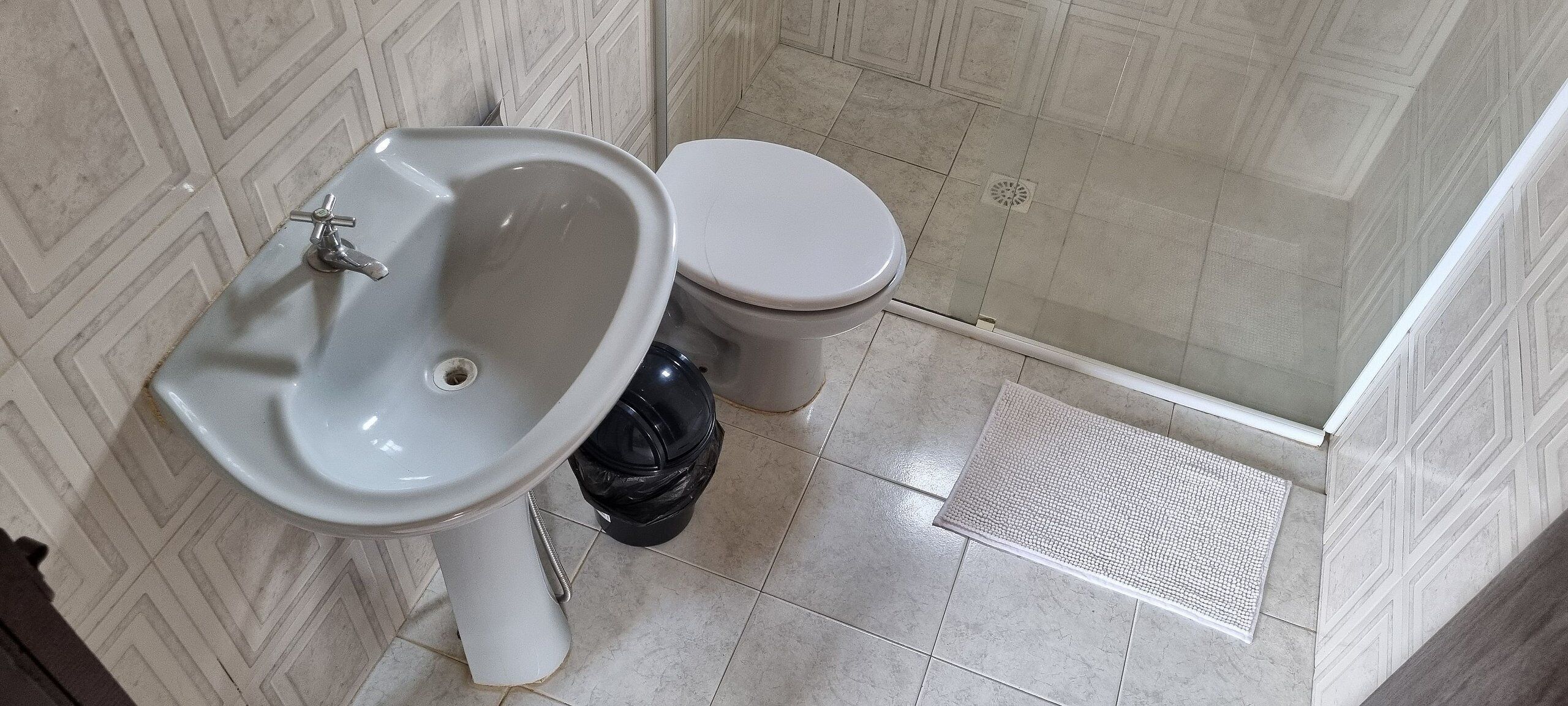 Basic Apartment | Bathroom