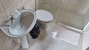 Basic Apartment | Bathroom
