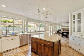 Micro-ondes, four, plaque de cuisson, lave-vaisselle