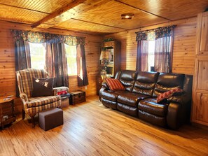 Books - Cabin of Sunset View: cozy 3-bedroom cabin in Perkins with WiFi near OSU (Perkins)