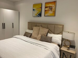 2 bedrooms, iron/ironing board, WiFi