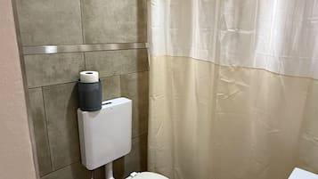 Dusch, handdukar, tvÄl och toalettpapper