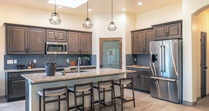 Desert Whisper 3-bedroom home with Xfinity Cable and WiFi, AC, EV charger
