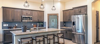 Desert Whisper 3-bedroom home with Xfinity Cable and WiFi, AC, EV charger
