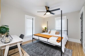 3 Schlafzimmer, Schreibtisch, Bügeleisen/Bügelbrett, Reisekinderbett