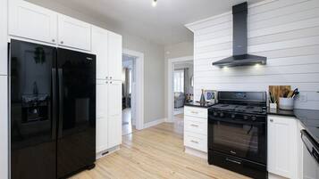 Een koelkast, een magnetron, een oven, een kookplaat