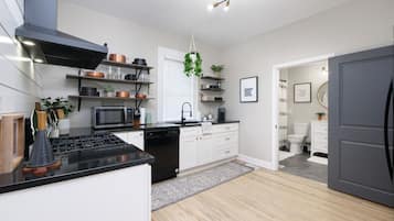 Frigorífico, microondas, horno y placa de cocina