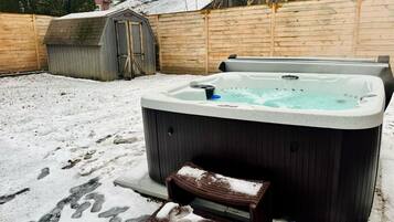 Tina de hidromasaje al aire libre