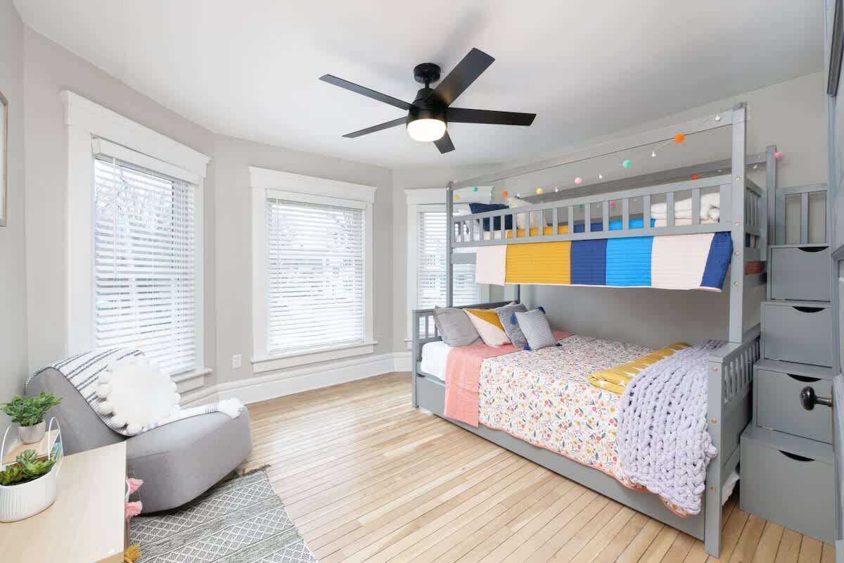 3 habitaciones, tabla de planchar con plancha y cuna de viaje 