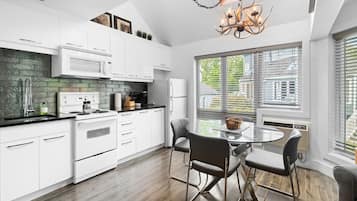 Refrigerador, microondas, placa de cocina, lavavajillas