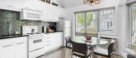 Fridge, microwave, stovetop, dishwasher