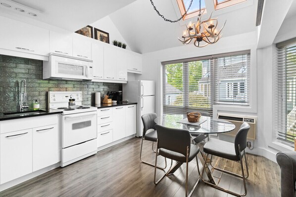 ثلاجة، ميكروويف، موقد طهي مسطح، غسالة أطباق