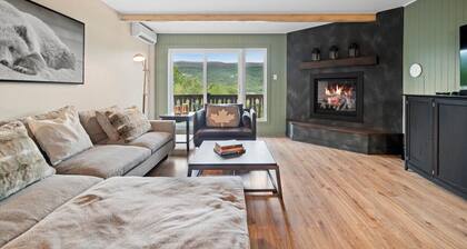 Cozy Condo Overlooking Mont Tremblant and the lake
