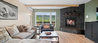 Cozy Condo Overlooking Mont Tremblant and the lake