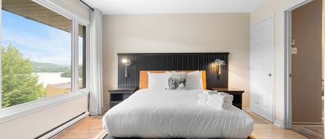 2 quartos, escrivaninha, ferros/tábuas de passar roupa