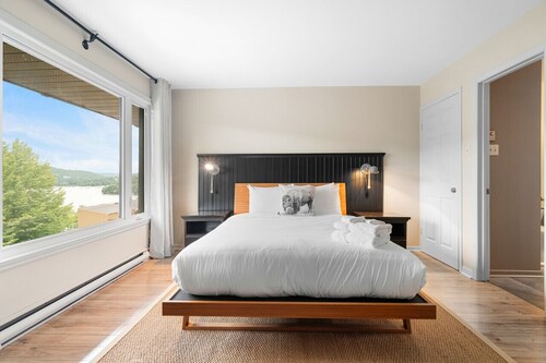 Cozy Condo Overlooking Mont Tremblant and the lake