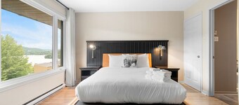 Cozy Condo Overlooking Mont Tremblant and the lake