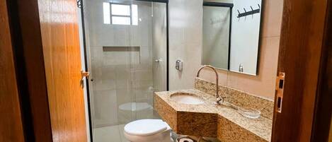 Douche, séchoir à cheveux, serviettes fournies