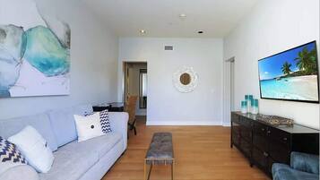 Een smart-tv, een open haard en een kantoor