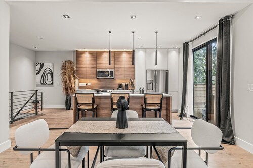 B&W 2-bedroom condo with WiFi, AC in delightful Philadelphia