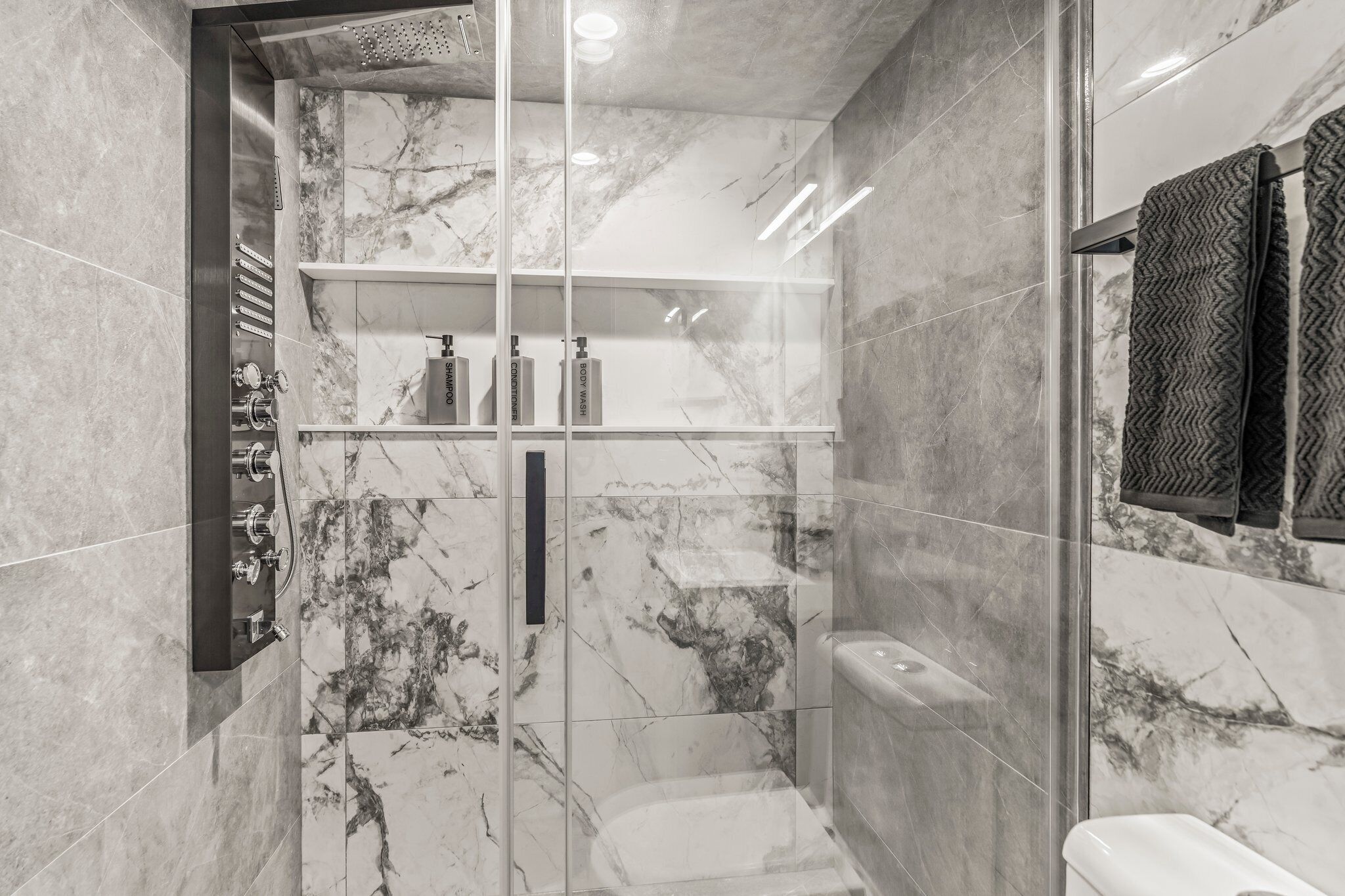 Regadera, toallas, jabón, papel de baño 