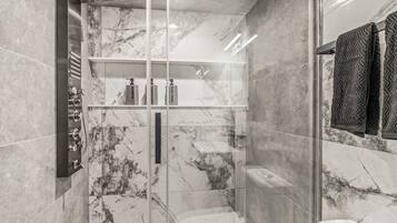 Dusche, Handtücher, Seife, Toilettenpapier