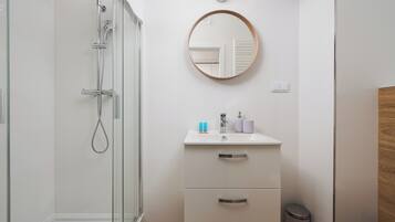 Ducha, secador de pelo, toallas y jabón