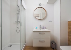 Douche, sĂšche-cheveux, serviettes fournies, savon