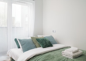 Iron/ironing board, WiFi, bed sheets