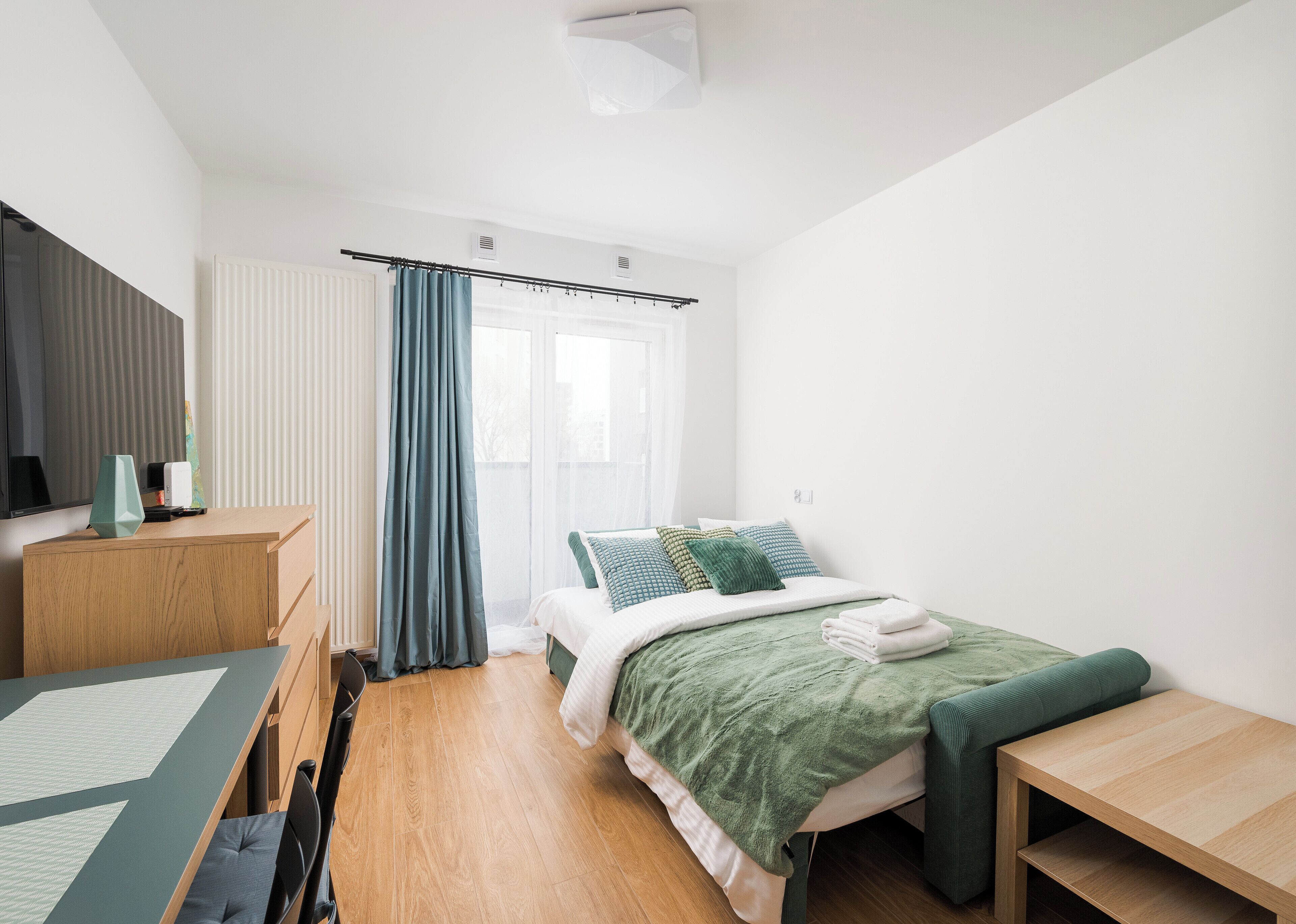 Tabla de planchar con plancha, wifi, ropa de cama