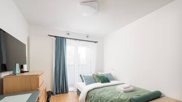 Tabla de planchar con plancha, wifi, ropa de cama