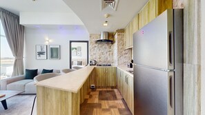 Réfrigérateur, four à micro-ondes, surface de cuisson, cafetiÚre-théiÚre