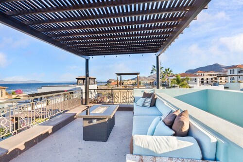 A breathtaking custom home with a private pool 5.5 ft deep and Ocean View