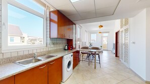 Een koelkast, een magnetron, een oven, een kookplaat
