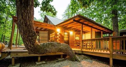 Grandma/Grandpa Cabin has 3 bdrms. KING, 2 QUEENS, SLEEPER SOFA. Outdoor Hot Tub