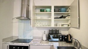 Een koelkast, een microgolfoven, een oven, een kookplaat