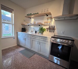 冷蔵庫、電子レンジ、オーブン、コンロ