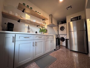 冷蔵庫、電子レンジ、オーブン、コンロ