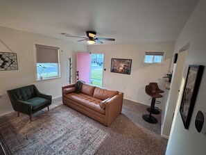 TV - The Pines at Pershing Place, Quiet, Safe and Cozy centrally located 1Br Condo (New Orleans)
