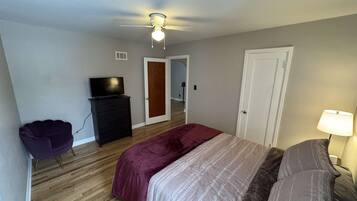 2 habitaciones, tabla de planchar con plancha, wifi y ropa de cama