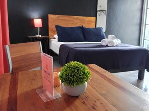 1 bedroom, WiFi, bed sheets - Private, practical room for longer stays (Chetumal)