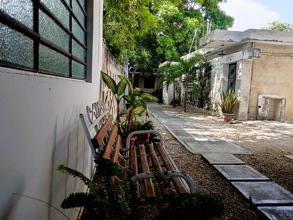 Terrace/patio - Private, practical room for longer stays (Chetumal)