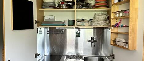 Refrigerador, cafetera y tetera, utensilios de cocina y comedor