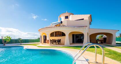 Charming house w/ heatable pool & BBQ