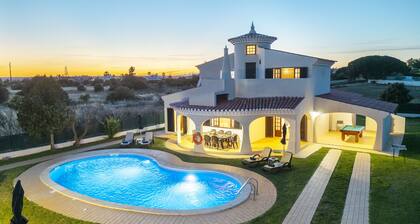 Charming house w/ heatable pool & BBQ
