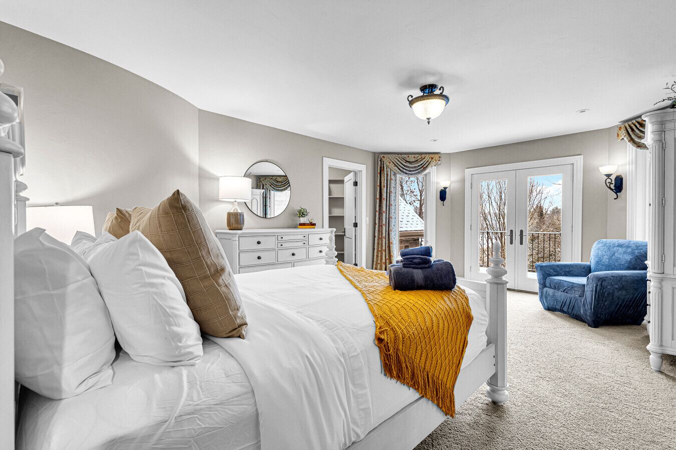 9 makuuhuonetta, työpöytä, ilmainen Wi-Fi, vuodevaatteet