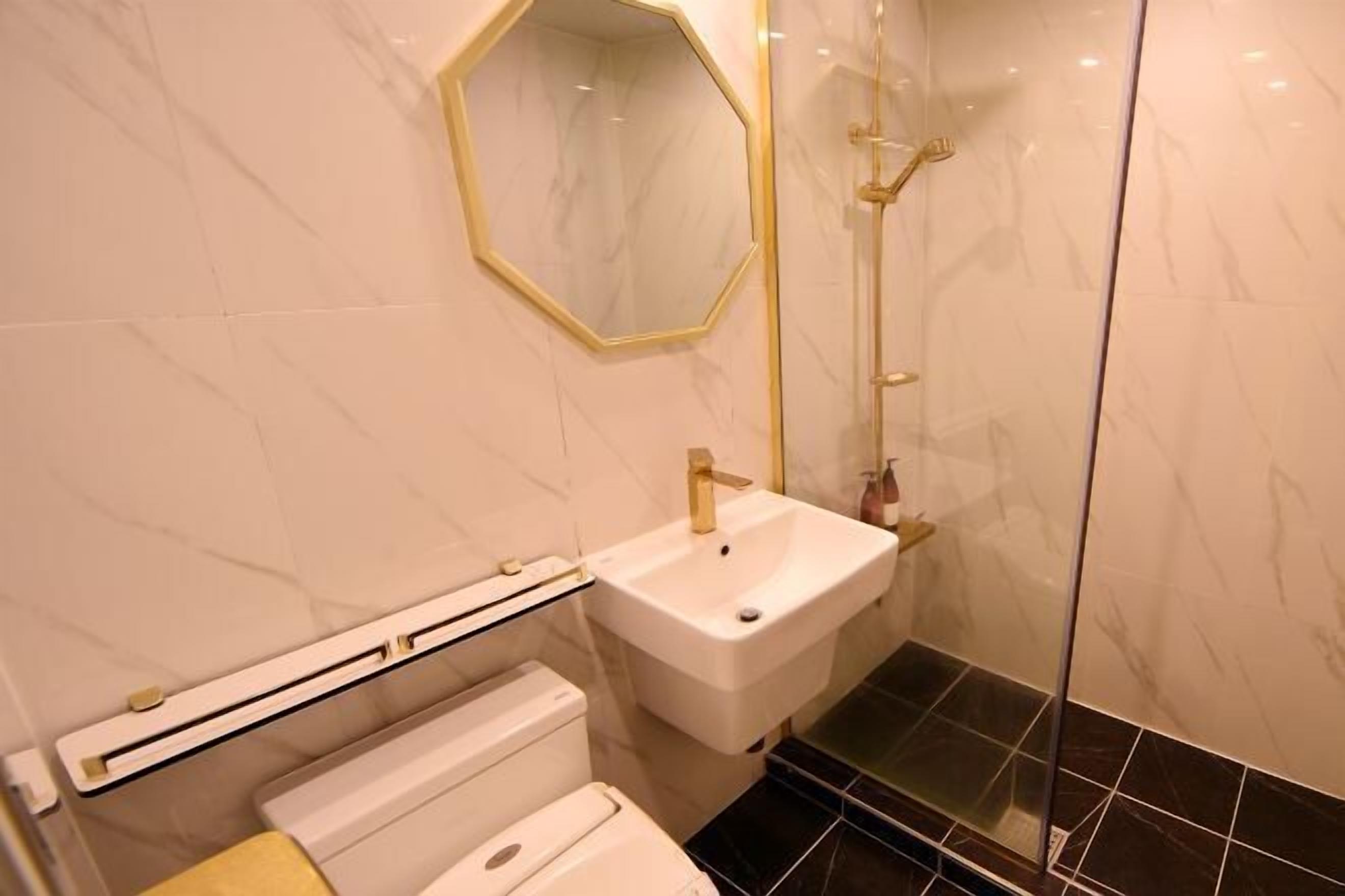 Sèche-cheveux, serviettes fournies, shampoing, papier toilette